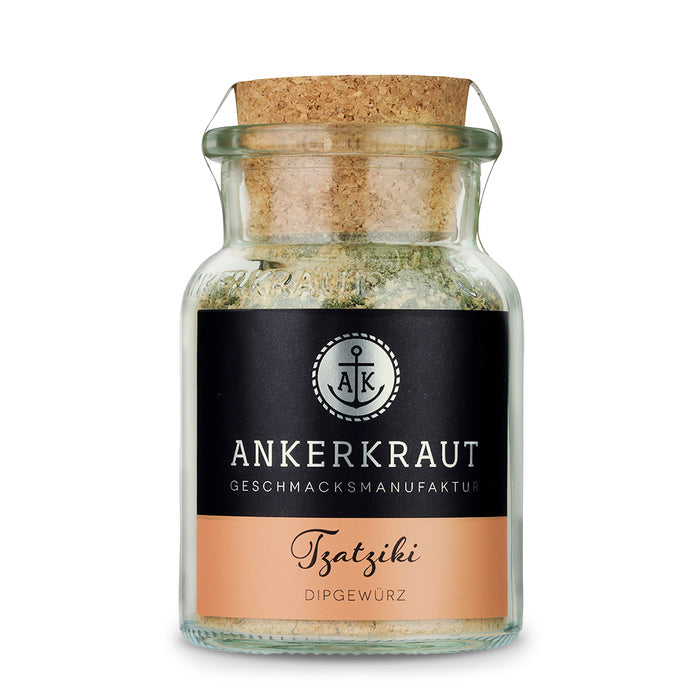 Tzatziki von Ankerkraut im Korkenglas auf weißem Hintergrund.
