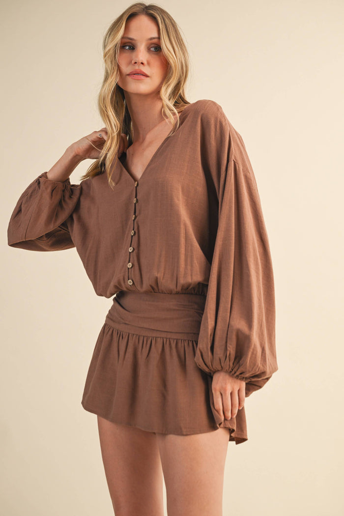 IR2396 LINEN LONGSLEEVE BUTTON AND SMOCKED WAIST ROMPER: Black / M
