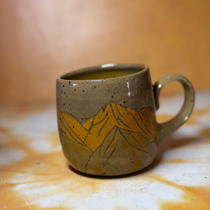 10oz tan mountains mug