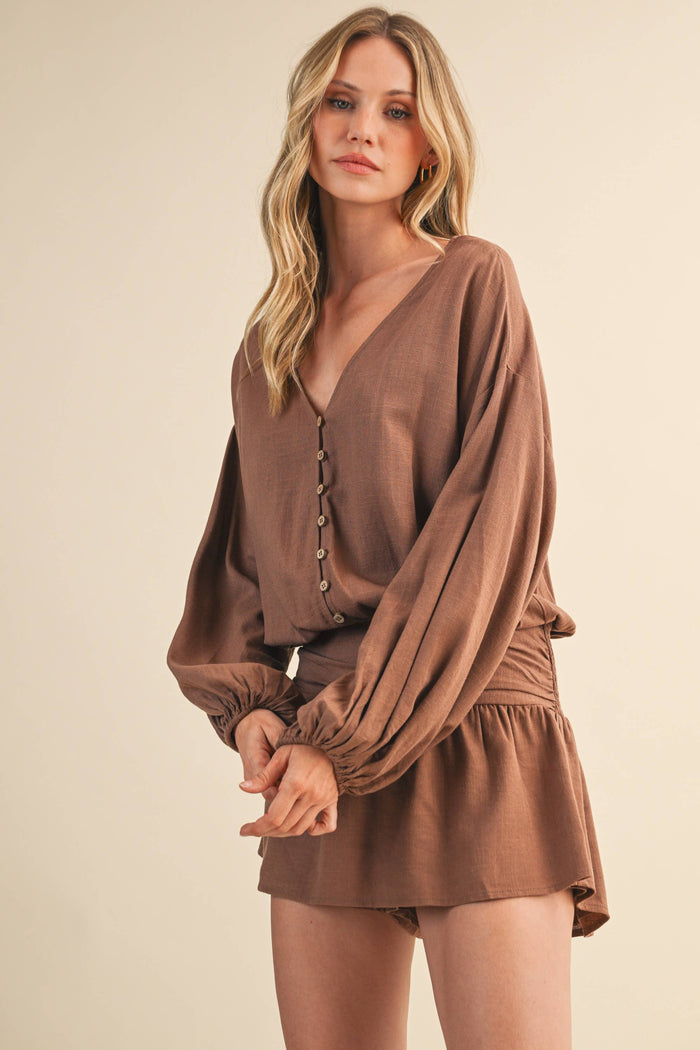 IR2396 LINEN LONGSLEEVE BUTTON AND SMOCKED WAIST ROMPER: Black / L