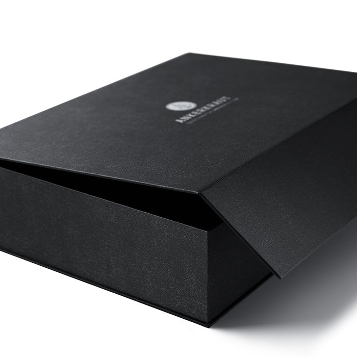 Premium Hochzeit Geschenk-Box von Ankerkraut in seitlicher Ansicht der Box mit leicht geöffnetem Deckel.