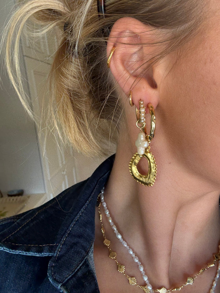Elegant pearl and gold jewellery for effortless everyday look