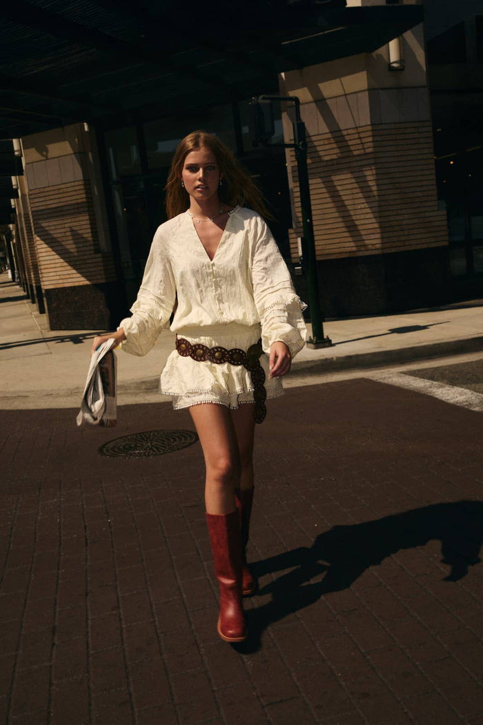 V-NECK WAIST SMOCKED AND RUFFLE DETAIL ROMPER: IVORY / L