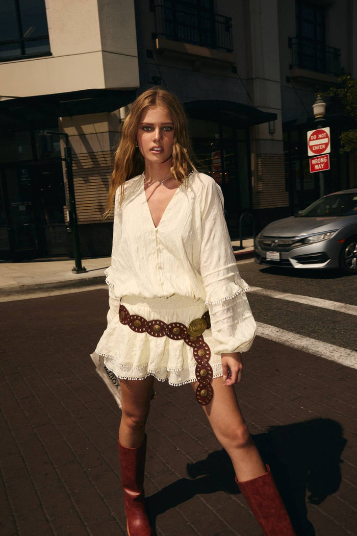 V-NECK WAIST SMOCKED AND RUFFLE DETAIL ROMPER: IVORY / L
